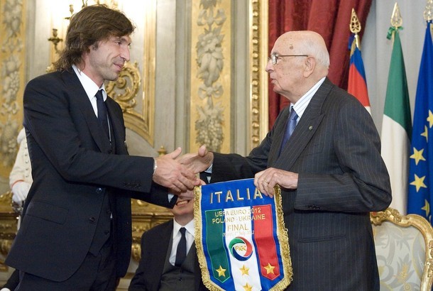 Thầy trò Cesare Prandelli được Tổng thống Giorgio Napolitano tiếp đón ngay sau khi về đến Roma.